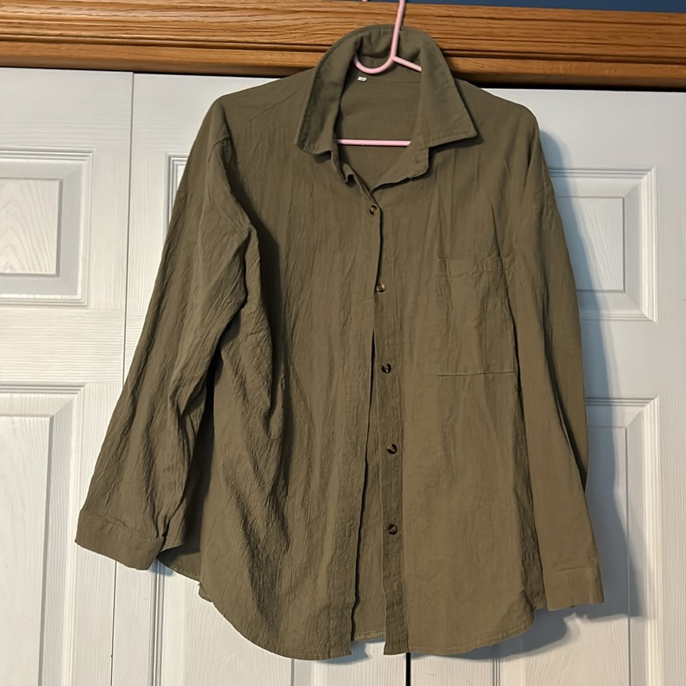 Woman’s button down shirt wrinkle look fabric